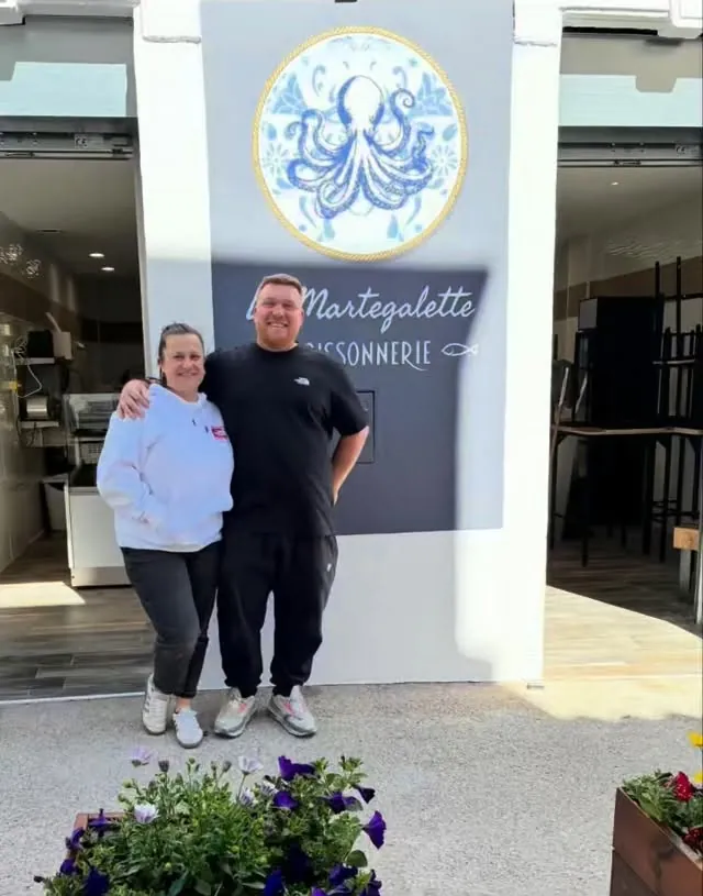 Marion et Sébastien devant la boutique, sous l’enseigne La Martégalette
